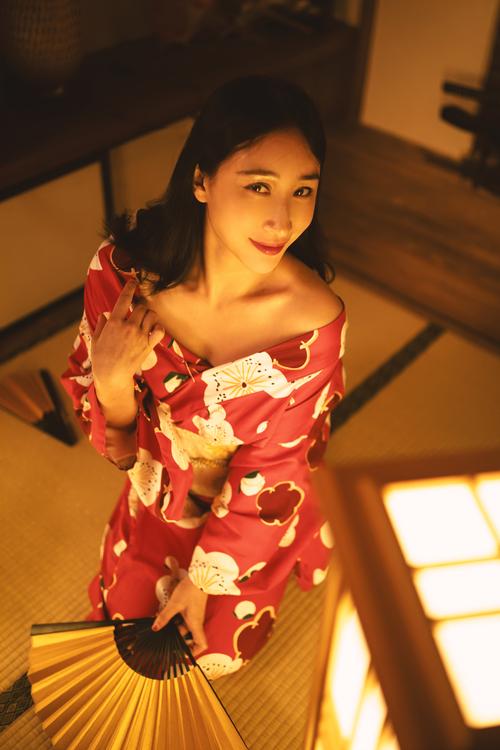 亚洲国产精品丝袜自在线：高颜值长腿模特实拍，高清丝袜诱惑写真集